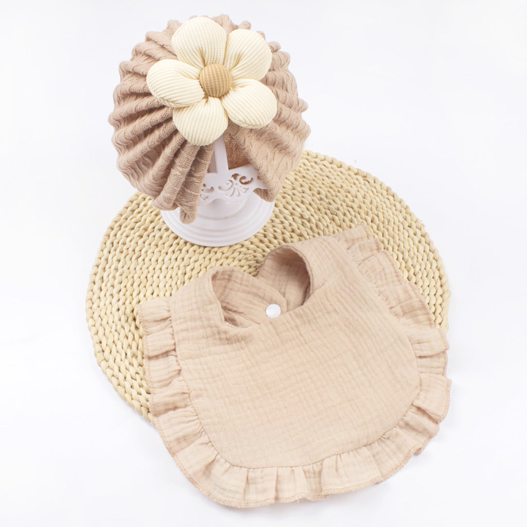 Set de gorro y babero de muselina para reciÃ©n nacido