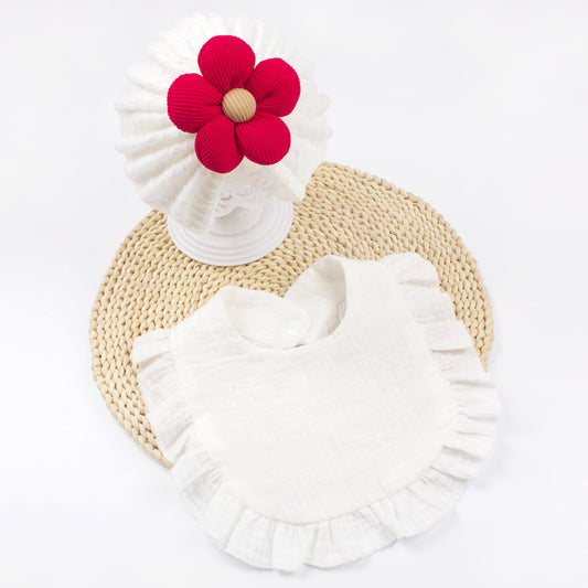 Set de gorro y babero de muselina para reciÃ©n nacido