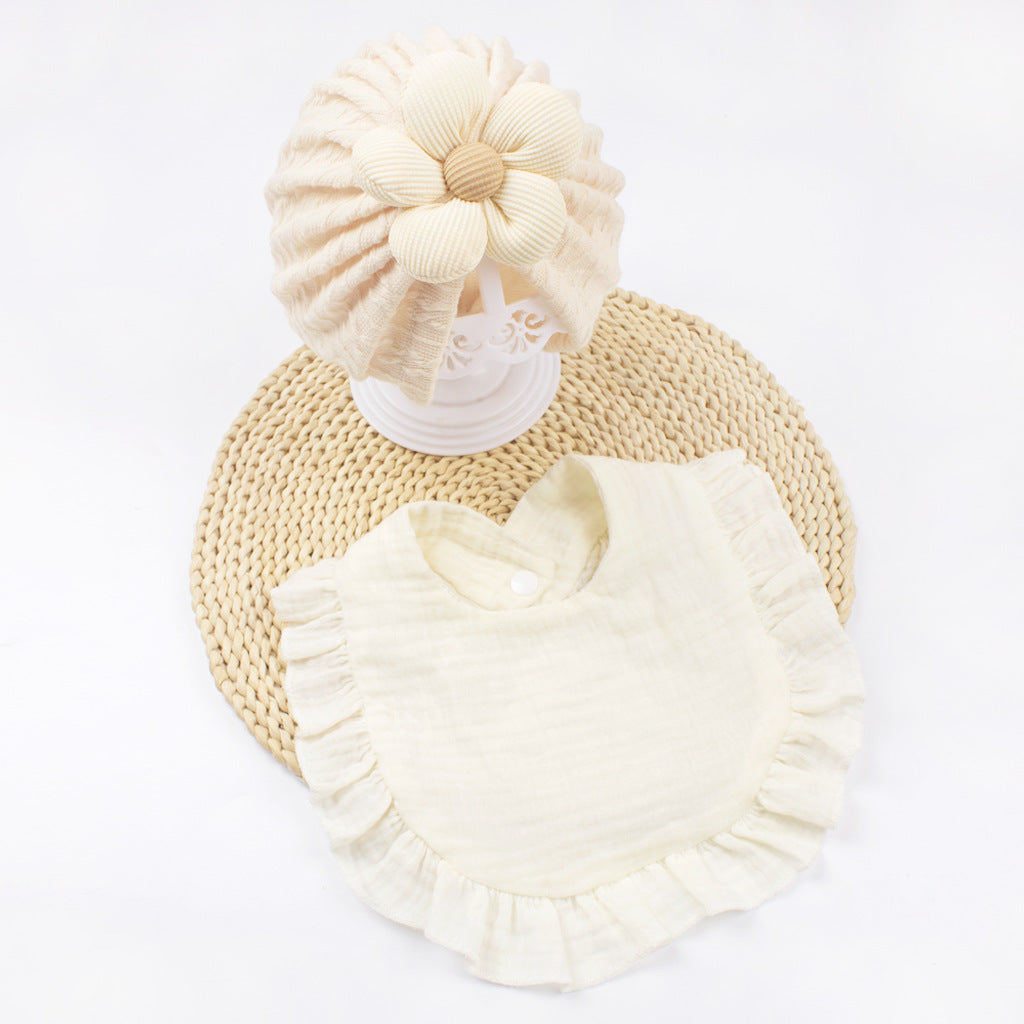 Set de gorro y babero de muselina para reciÃ©n nacido